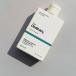 شامپو فری سولفات اوردینری اصلی(ارسال فوری) ضد ریزش سر و بدن ✓قابل استفاده برای سر و بدن ✓مناسب انواع پوست و مو ✓مناسب استفاده روزانه ✓بالانس چربی پوست سر ✓مراقبت و حفاظت از رنگ مو ✓حاوی حداقل سولفات ✓فاقد گلوتن ✓پاکسازی روزانه توضیحات شامپو فری سولفات اوردینری (The Ordinary Sulphate 4% Cleanser for Hair and Body) شامپو فری سولفات اوردینری یکی از محصولات نوآورانه و چندکاره برند اوردینری است که برای مراقبت ملایم از موها و پوست طراحی شده است. این شامپو حاوی 4% سولفات (سدیم لوریل سولفات) با فرمولاسیونی دقیق و کنترل‌شده است که برخلاف تصور رایج، در این درصد کم، عملکردی ملایم و موثر دارد. همچنین فاقد مواد آسیب‌رسان مانند پارابن و سیلیکون بوده و برای انواع مو، به‌ویژه موهای حساس و رنگ‌شده، مناسب است. ویژگی‌ها و مزایای شامپو فری سولفات اوردینری پاک‌کنندگی ملایم: درصد پایین سولفات در فرمول این شامپو باعث تمیزی عمیق موها بدون آسیب به پوست سر می‌شود. مناسب برای انواع مو: برای موهای چرب، خشک، رنگ‌شده و حساس طراحی شده است. فاقد مواد مضر: فاقد سیلیکون، پارابن و عطرهای مصنوعی است. قابل استفاده برای پوست و مو: به عنوان شوینده‌ای چندکاره می‌تواند برای بدن نیز استفاده شود. حفظ تعادل رطوبت: باعث خشکی بیش از حد پوست و مو نمی‌شود. افزایش لطافت مو: به کمک ترکیبات مغذی، موها را نرم و ابریشمی می‌کند. ترکیبات اصلی شامپو فری سولفات اوردینری سدیم لوریل سولفات (4%): یک پاک‌کننده قوی و کنترل‌شده که چربی و آلودگی‌ها را به‌طور موثر از بین می‌برد. گلیسیرین: به حفظ رطوبت مو و پوست کمک می‌کند. آب دیونیزه: برای خلوص و اثرگذاری بیشتر. pH متعادل: با پوست و موی سر سازگار است و از تحریک جلوگیری می‌کند. نحوه استفاده از شامپو فری سولفات اوردینری مرطوب کردن مو: ابتدا موهای خود را با آب ولرم خیس کنید. استفاده از شامپو: مقدار مناسبی از شامپو را به موها بمالید و با حرکات ملایم ماساژ دهید. شستشو: موها را کاملاً با آب ولرم بشویید تا شامپو به‌خوبی از موها پاک شود. استفاده برای بدن: می‌توانید این شامپو را به عنوان شوینده بدن نیز به کار ببرید. نکات مهم تست حساسیت: اگر پوست حساسی دارید، قبل از استفاده تست حساسیت انجام دهید. استفاده منظم: برای نتایج بهتر، این شامپو را در روتین روزانه یا هفتگی خود قرار دهید. مراقبت‌های مکمل: برای تقویت بیشتر موها، از ماسک یا نرم‌کننده‌های مغذی استفاده کنید. سوالات متداول ✓. آیا این شامپو واقعاً بدون سولفات است؟ خیر، این شامپو حاوی 4% سولفات است، اما در این میزان کنترل‌شده، ملایم بوده و باعث خشکی یا آسیب به موها نمی‌شود. ✓. آیا می‌توان این شامپو را برای موهای رنگ‌شده استفاده کرد؟ این شامپو به دلیل فرمولاسیون ملایم برای موهای رنگ‌شده مناسب است. ✓آیا این شامپو برای موهای خشک مناسب است؟ ، فرمول این شامپو برای انواع مو، از جمله موهای خشک و آسیب‌دیده طراحی شده است. ✓آیا این شامپو برای کودکان مناسب است؟ اگرچه فرمول ملایمی دارد، اما برای کودکان زیر 3 سال بهتر است از محصولات تخصصی کودک استفاده شود. ✓. آیا این شامپو نیاز به نرم‌کننده دارد؟ این شامپو به تنهایی ملایم است، اما برای موهای خیلی خشک یا آسیب‌دیده می‌توانید از نرم‌کننده استفاده کنید. ✓ آیا این شامپو برای پوست حساس مناسب است؟ بله، فرمولاسیون فاقد پارابن و سیلیکون آن، برای پوست حساس بی‌خطر است. ✓با وجود درصد پایین سولفات، کف مناسبی ایجاد می‌کند. ✓این شامپو مستقیماً تقویت‌کننده نیست، اما با پاکسازی ملایم و جلوگیری از خشکی، شرایط ایده‌آلی برای رشد سالم موها فراهم می‌کند. ✓، این محصول برای پوست بدن نیز قابل استفاده است و آلودگی‌ها را بدون خشکی پوست از بین می‌برد ✓ این شامپو برای انواع بافت مو، از جمله موهای فر، مناسب است. ✓ این شامپو بدون عطر مصنوعی است و بوی ملایم و طبیعی است ✓این شامپو به دلیل پاکسازی ملایم می‌تواند به کاهش چربی و پیشگیری از شوره کمک کند، اما برای درمان شوره شدید بهتر است از محصولات ضدشوره تخصصی استفاده کنید ✓این شامپو با فرمولاسیون ملایم می‌تواند تحریکات پوست سر را کاهش دهد. .