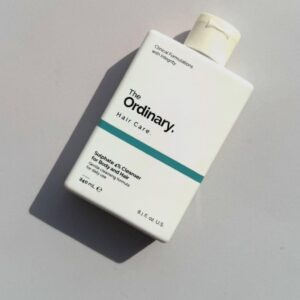 شامپو فری سولفات اوردینری اصلی(ارسال فوری) ضد ریزش سر و بدن ✓قابل استفاده برای سر و بدن ✓مناسب انواع پوست و مو ✓مناسب استفاده روزانه ✓بالانس چربی پوست سر ✓مراقبت و حفاظت از رنگ مو ✓حاوی حداقل سولفات ✓فاقد گلوتن ✓پاکسازی روزانه توضیحات شامپو فری سولفات اوردینری (The Ordinary Sulphate 4% Cleanser for Hair and Body) شامپو فری سولفات اوردینری یکی از محصولات نوآورانه و چندکاره برند اوردینری است که برای مراقبت ملایم از موها و پوست طراحی شده است. این شامپو حاوی 4% سولفات (سدیم لوریل سولفات) با فرمولاسیونی دقیق و کنترل‌شده است که برخلاف تصور رایج، در این درصد کم، عملکردی ملایم و موثر دارد. همچنین فاقد مواد آسیب‌رسان مانند پارابن و سیلیکون بوده و برای انواع مو، به‌ویژه موهای حساس و رنگ‌شده، مناسب است. ویژگی‌ها و مزایای شامپو فری سولفات اوردینری پاک‌کنندگی ملایم: درصد پایین سولفات در فرمول این شامپو باعث تمیزی عمیق موها بدون آسیب به پوست سر می‌شود. مناسب برای انواع مو: برای موهای چرب، خشک، رنگ‌شده و حساس طراحی شده است. فاقد مواد مضر: فاقد سیلیکون، پارابن و عطرهای مصنوعی است. قابل استفاده برای پوست و مو: به عنوان شوینده‌ای چندکاره می‌تواند برای بدن نیز استفاده شود. حفظ تعادل رطوبت: باعث خشکی بیش از حد پوست و مو نمی‌شود. افزایش لطافت مو: به کمک ترکیبات مغذی، موها را نرم و ابریشمی می‌کند. ترکیبات اصلی شامپو فری سولفات اوردینری سدیم لوریل سولفات (4%): یک پاک‌کننده قوی و کنترل‌شده که چربی و آلودگی‌ها را به‌طور موثر از بین می‌برد. گلیسیرین: به حفظ رطوبت مو و پوست کمک می‌کند. آب دیونیزه: برای خلوص و اثرگذاری بیشتر. pH متعادل: با پوست و موی سر سازگار است و از تحریک جلوگیری می‌کند. نحوه استفاده از شامپو فری سولفات اوردینری مرطوب کردن مو: ابتدا موهای خود را با آب ولرم خیس کنید. استفاده از شامپو: مقدار مناسبی از شامپو را به موها بمالید و با حرکات ملایم ماساژ دهید. شستشو: موها را کاملاً با آب ولرم بشویید تا شامپو به‌خوبی از موها پاک شود. استفاده برای بدن: می‌توانید این شامپو را به عنوان شوینده بدن نیز به کار ببرید. نکات مهم تست حساسیت: اگر پوست حساسی دارید، قبل از استفاده تست حساسیت انجام دهید. استفاده منظم: برای نتایج بهتر، این شامپو را در روتین روزانه یا هفتگی خود قرار دهید. مراقبت‌های مکمل: برای تقویت بیشتر موها، از ماسک یا نرم‌کننده‌های مغذی استفاده کنید. سوالات متداول ✓. آیا این شامپو واقعاً بدون سولفات است؟ خیر، این شامپو حاوی 4% سولفات است، اما در این میزان کنترل‌شده، ملایم بوده و باعث خشکی یا آسیب به موها نمی‌شود. ✓. آیا می‌توان این شامپو را برای موهای رنگ‌شده استفاده کرد؟ این شامپو به دلیل فرمولاسیون ملایم برای موهای رنگ‌شده مناسب است. ✓آیا این شامپو برای موهای خشک مناسب است؟ ، فرمول این شامپو برای انواع مو، از جمله موهای خشک و آسیب‌دیده طراحی شده است. ✓آیا این شامپو برای کودکان مناسب است؟ اگرچه فرمول ملایمی دارد، اما برای کودکان زیر 3 سال بهتر است از محصولات تخصصی کودک استفاده شود. ✓. آیا این شامپو نیاز به نرم‌کننده دارد؟ این شامپو به تنهایی ملایم است، اما برای موهای خیلی خشک یا آسیب‌دیده می‌توانید از نرم‌کننده استفاده کنید. ✓ آیا این شامپو برای پوست حساس مناسب است؟ بله، فرمولاسیون فاقد پارابن و سیلیکون آن، برای پوست حساس بی‌خطر است. ✓با وجود درصد پایین سولفات، کف مناسبی ایجاد می‌کند. ✓این شامپو مستقیماً تقویت‌کننده نیست، اما با پاکسازی ملایم و جلوگیری از خشکی، شرایط ایده‌آلی برای رشد سالم موها فراهم می‌کند. ✓، این محصول برای پوست بدن نیز قابل استفاده است و آلودگی‌ها را بدون خشکی پوست از بین می‌برد ✓ این شامپو برای انواع بافت مو، از جمله موهای فر، مناسب است. ✓ این شامپو بدون عطر مصنوعی است و بوی ملایم و طبیعی است ✓این شامپو به دلیل پاکسازی ملایم می‌تواند به کاهش چربی و پیشگیری از شوره کمک کند، اما برای درمان شوره شدید بهتر است از محصولات ضدشوره تخصصی استفاده کنید ✓این شامپو با فرمولاسیون ملایم می‌تواند تحریکات پوست سر را کاهش دهد. .